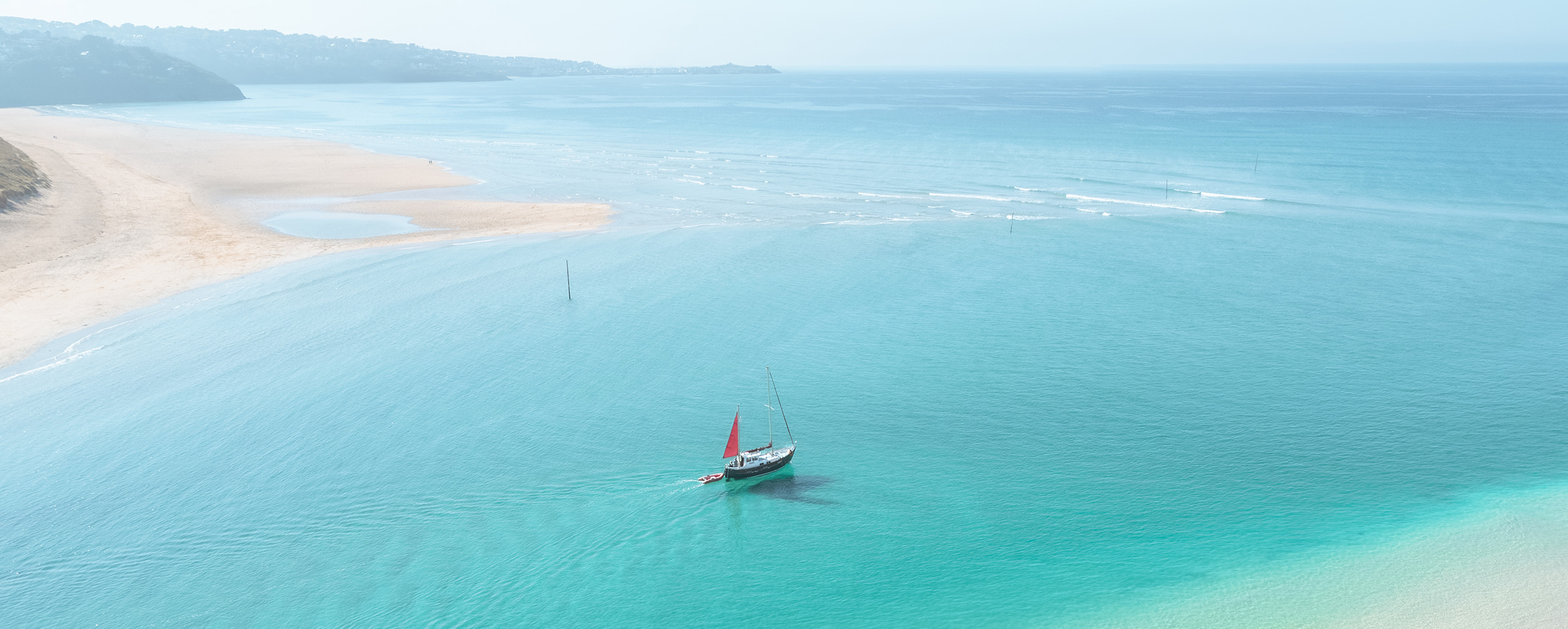 A boat gently floats on the calm waters of Hayle Estuary, discover more about this location and your holiday with our frequently asked questions.