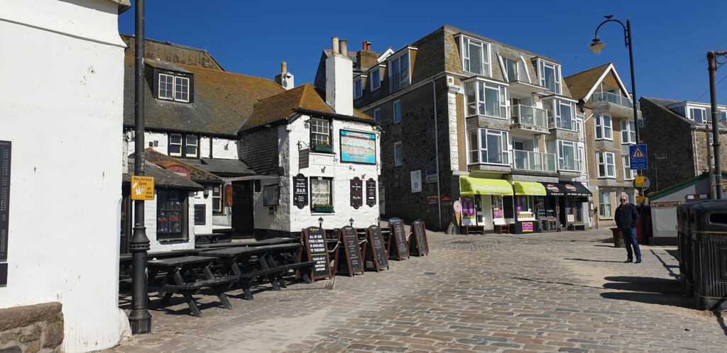 The iconic Sloop Inn, a proper pub located in St Ives.